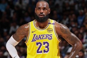 美记：詹姆斯不太可能接受底薪&中产 预测他26-27赛季薪水2500万