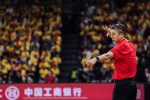 媒体人：双方打得都很抽象&裁判尽力了 成熟球队要能在比赛中解题