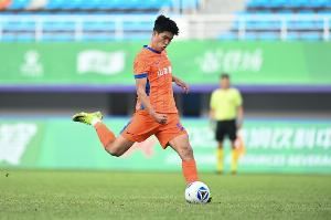 东体：泰山队首个丢球后路易斯显得很沮丧，彭啸主动上前安慰