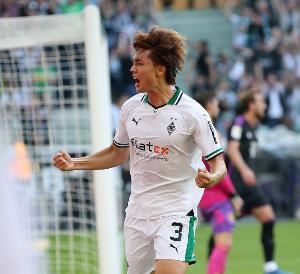 记者：阿贾克斯报价门兴中卫板仓滉遭拒，法兰克福希望截胡