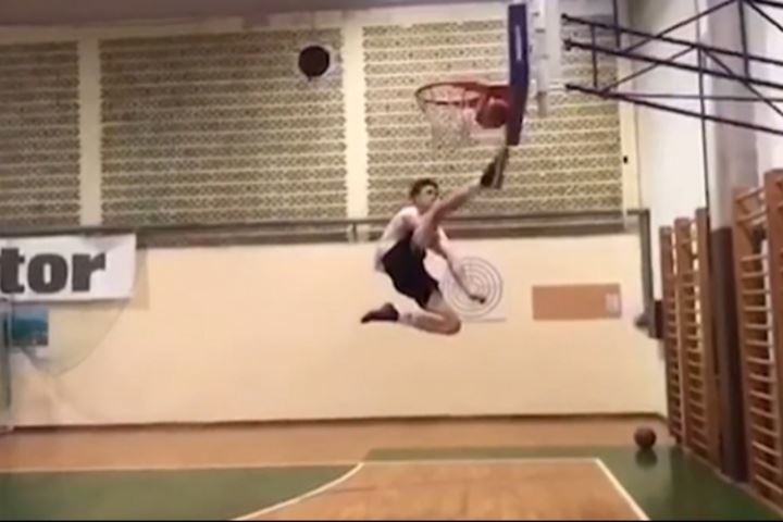 恐怖弹跳🤯塞斯科14岁用脚踢3米高篮筐，被红牛直接相中签下