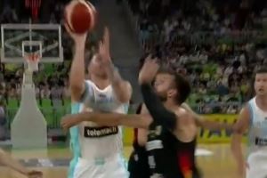 魔术师时间🪄东契奇弧顶持球直杀内线 高打板打进制造犯规