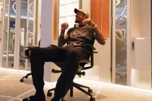 科林斯探访快船更衣室 指着哈登&小卡更衣室柜：这里都是大人物