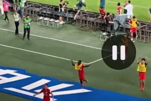 阿奇姆彭：足协杯后不想踩到申花队徽，才用翻滚的方式奔向球迷