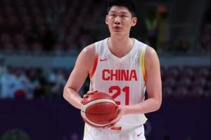 媒体人：新西兰这防守有点东西 胡金秋根本接不到球 ​​​