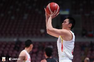 胡明轩：这支中国男篮充满凝聚力 12个人就像一个人一样在战斗