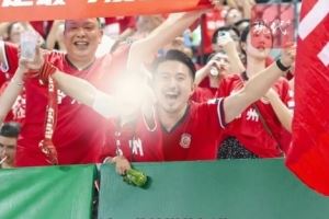 常州球迷带白血病儿子看苏超，市长周伟在线暖心留言