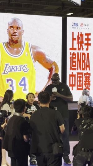 被奥尼尔质疑太小！宋小宝错失后者帮助 随后搬出梯子完成扣篮