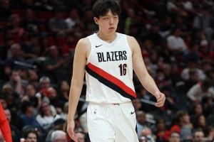 杨瀚森假传真投三分球！开拓者官推：他甚至把摄像头都晃飞了😭