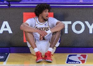 希望没有大碍！湖人官方：海斯遭遇右手腕挫伤 本场比赛不会回归