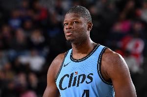 爵士官方：球队已经裁掉了中锋班巴 以及布拉德肖和伊斯特二世