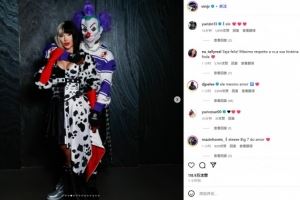 维尼修斯社媒晒和女友的万圣节装束，自己戴上外太空杀人小丑头套图片