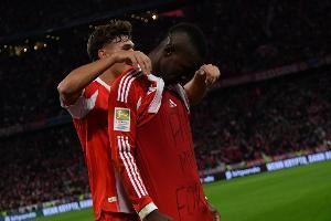 杰克逊进球后掀起球衣，纪念已故好友福克佐