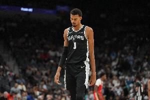 路威：文班几乎已经是史上最佳防守球员了 他还会继续展现统治力